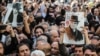 تصویری از تشییع پیکر ناصر ملک مطیعی هنرمند پرآوازه سینمای ایران که پس از انقلاب اجازه کار پیدا نکرد