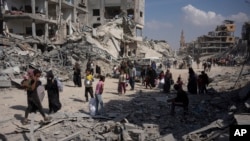 Palestinienii au început să se întoarcă în orașul Khan Younis după retragerea trupelor israeliene.