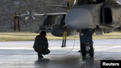 Винищувач Gripen JAS-39 під час місії НАТО з авіаційної безпеки над Балтією, авіабаза Шяуляй, Литва, фото архівне