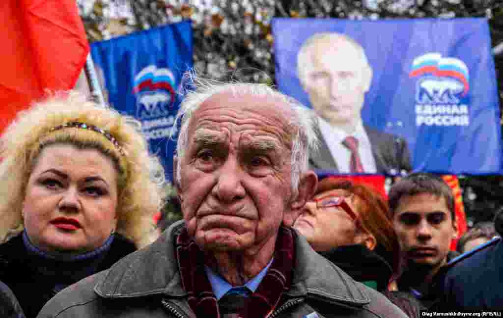 На митинге было много символики «Единой России» и портреты Владимира Путина.