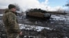 Танкіст 5-ї окремої важкої механізованої бригади поблизу танку Leopard 1A5 на позиціях на Донбасі, лютий 2025 року 