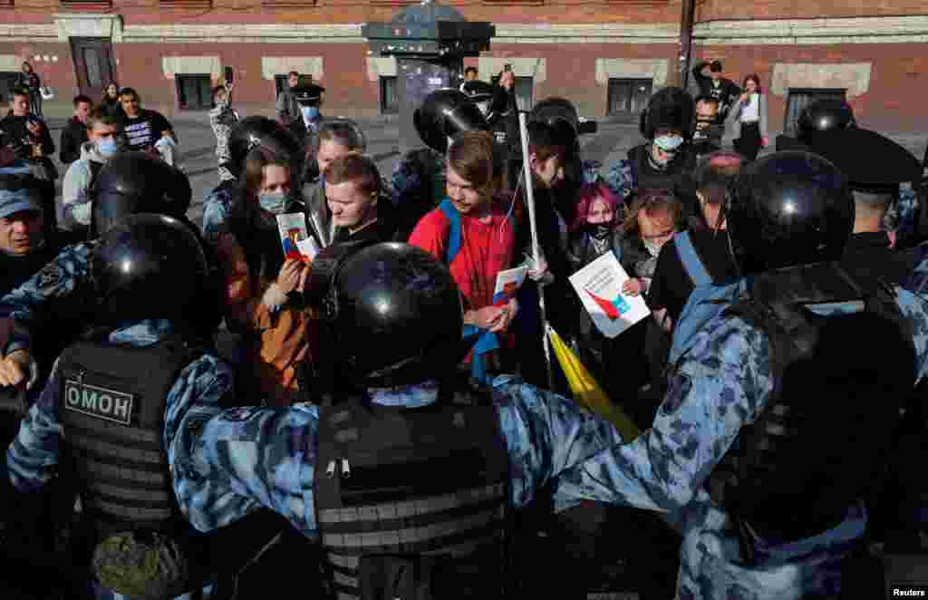 Поліцейські блокують дорогу протестувальникам у Санкт-Петербурзі