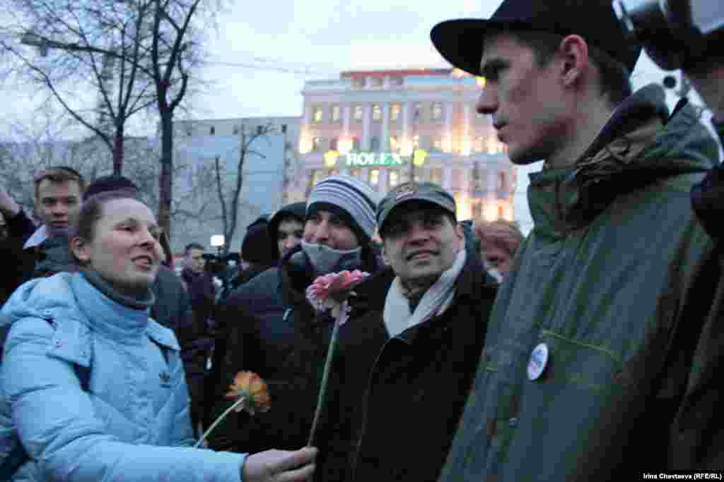 Активисты движения "Наши" дарили всем герберы