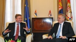 Serbian President Tomislav Nikolic (right) at a meeting with EU Enlargement Commissioner Stefan Fuele in Belgrade on March 18