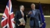 Evropski pregovarač za Bregzit, Mišel Barnije (Michel Barnier) i glavni pregovarač Velike Britanije, Dejvid Frost (David).
