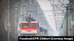 În trenul de călători implicat în incidentul feroviar se aflau peste 280 de persoane. Acestea au fost transportate la o altă gară și preluate de alte trenuri.