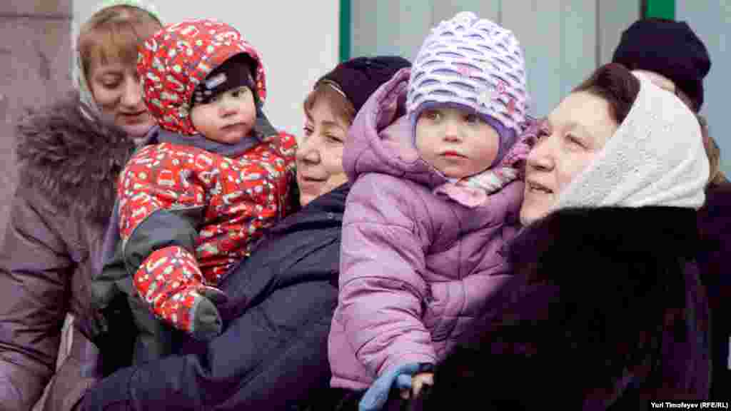 Для инвалидов 1-2 группы и лиц с детьми до 5 лет на улице Остоженка организована отдельная очередь – в ней придется простоять 2-3 часа. 