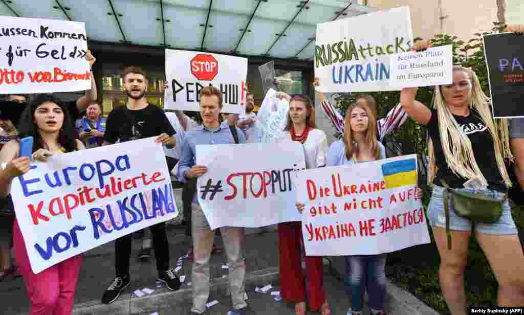 «Ні поверненню Росії до ПАРЄ!» – близько сотні активістів пройшлись маршем до посольств Австрії, Німеччини, Вірменії, Норвегії, Італії, Словаччини, Франції, Фінляндії, Нідерландів і офісу Ради Європи. Київ, 25 червня 2019 року