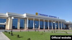 АҚШдан учиб келган "Бирдамлик" лидерининг хотини ва ўғли Тошкент аэропортидан ортга қайтарилган.