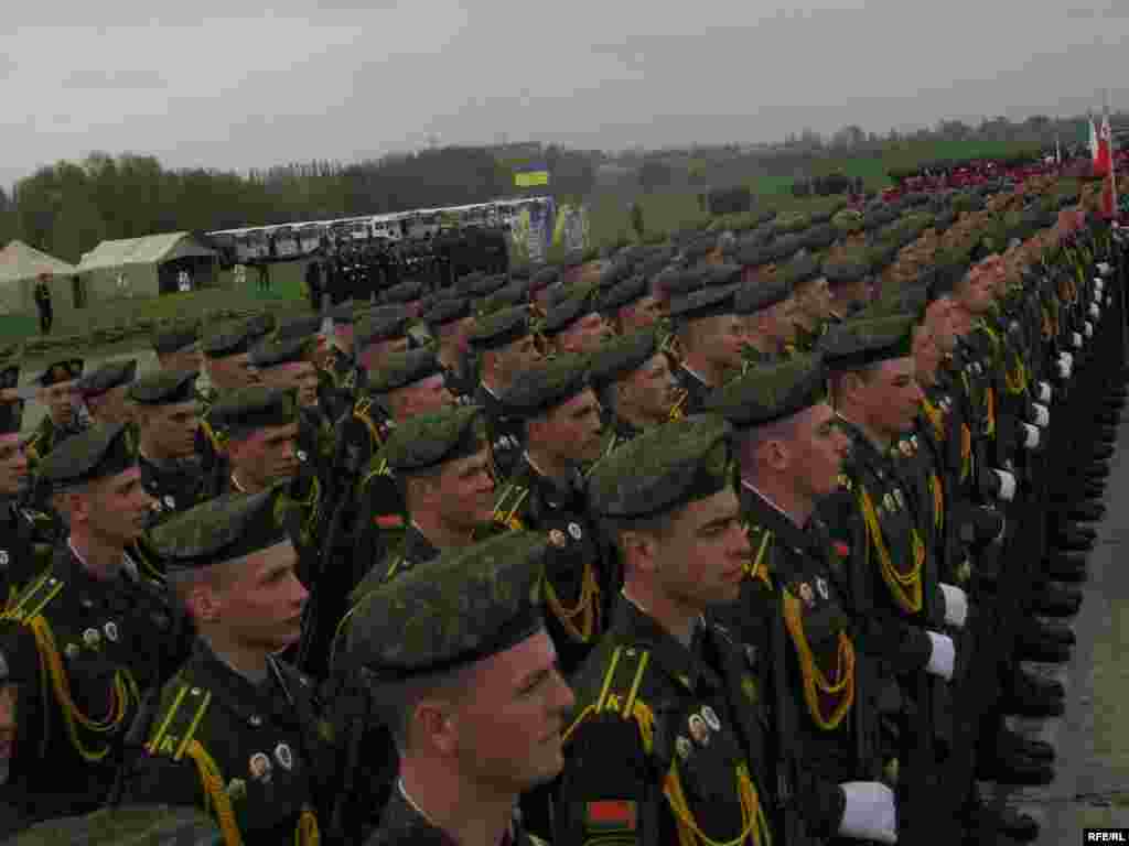 Організатори кажуть, що підрозділи Російськлої Федерації та Республіки Білорусь прибули на український парад без зброї, тож вони маршируватимуть Хрещатиком із українськими автоматами.