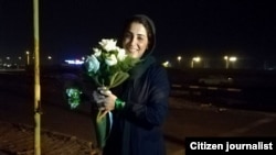 تصویر منتشر شده از لحظه آزادی نرگس حسینی. مشخص نیست خانم حسینی و نیز اعظم جنگروی با چه قرار یا میزان وثیقه‌ای آزاد شده‌اند.