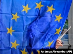 Românii din țară vor primi cinci buletine de vot - unul pentru europene și patru pentru locale. Cei din diaspora merg la vot pe 9 iunie doar pentru a alege europarlamentarii.