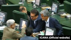محمود صادقی (راست) پیشتر نامه‌ای در مورد ارائه وضعیت مالی وزیران پیشنهادی در توئیتر خود منتشر کرده بود.