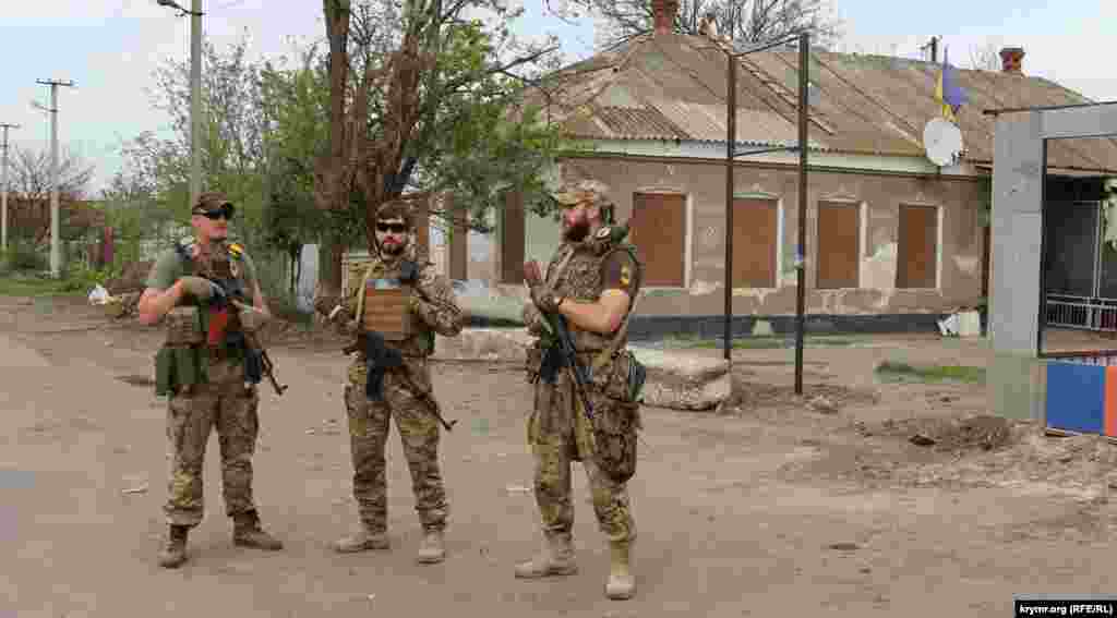 Бійці полку «Азов» на патрулюванні в селищі Новоолексіївка, поблизу адміністративного кордону з окупованим Кримом. Новоолексіївка, 19 квітня 2016 року
