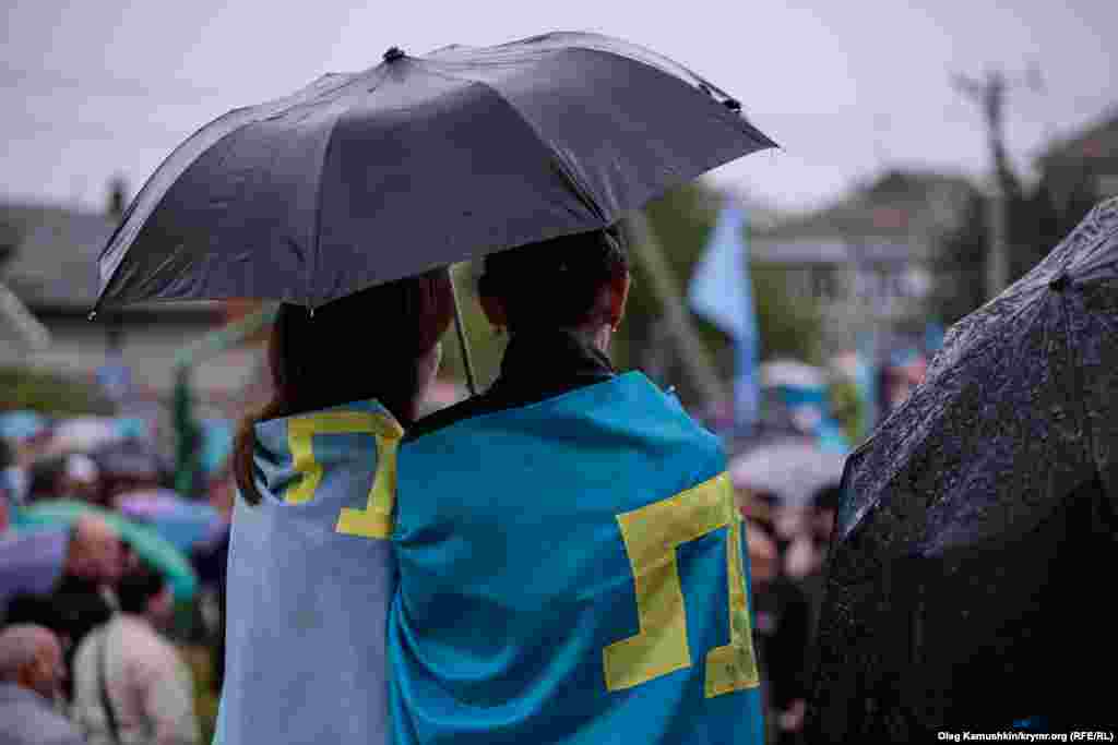 Рік 2014-й, Сімферополь, селище Ак-Мечеть. Дощ, прохолода та демонстративний російський тиск не завадять молодим кримським татарам продемонструвати свою повагу до предків і свою приналежність до народу.