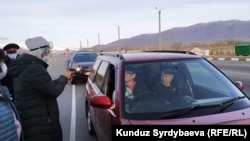 У автовладельцев в Кыргызстане измеряют температуру 
