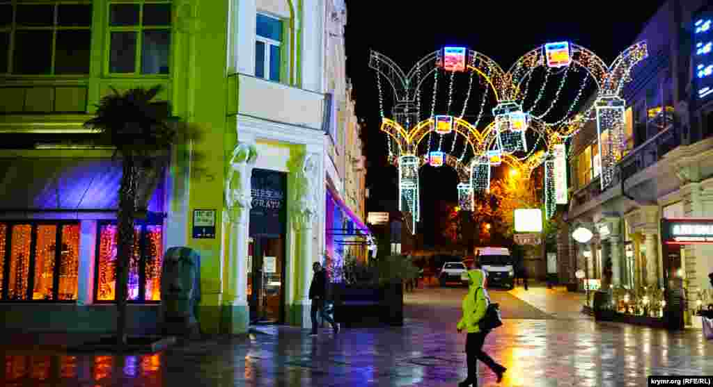 Нынешние новогодние предложения стартуют с 300 рублей (140 грн) в сутки в частном секторе и до 800-1500 рублей (320-600 грн) за номер с удобствами в небольших гостевых домах