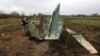 Український військовий оглядає останки російського бойового літака Су-25, збитого ЗСУ на Київщині, 21 квітня 2022 року 