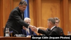 Contrar avertismentelor privind împovărarea deficitului, Iohannis vrea să promulge dublarea alocațiilor inițiată de PSD