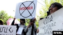 Ցույց դատարանի շենքի` սաների նկատմամբ անառակաբարո գործողություններ կատարած ուսուցչին խիստ պատժի ենթարկելու պահանջով, Երեւան, 19-ը մայիսի, 2010թ.