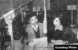 ایرج گرگین در حال اجرای یک برنامه رادیویی/ رادیو ایران؛ ۱۳۳۹