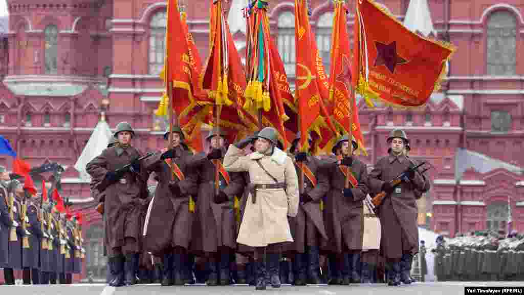 Для исторической части марша были подготовлены комплекты военной формы времен Великой Отечественной войны.