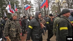 Група проросійських активістів біля будівлі кримського парламенту, 27 лютого 2014 р.