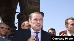 Armenia - Opposition leader Levon Ter-Petrosian addresses supporters in Hrazdan, 05Aug2009. Photo by Gagik Shamshian.