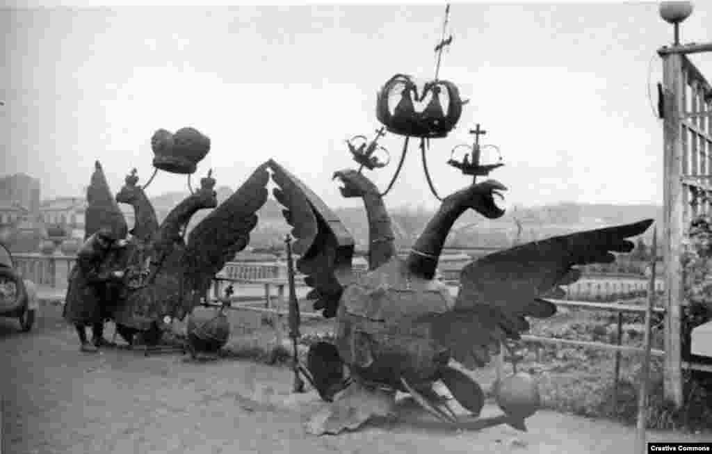 После революции 1917 года царских орлов демонтировали. 