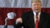 Muškarac drži kapu na kojoj piše "Učini Ameriku ponovo velikom" tokom govora Donalda Trampa u Njujorku, 10. apil 2016.