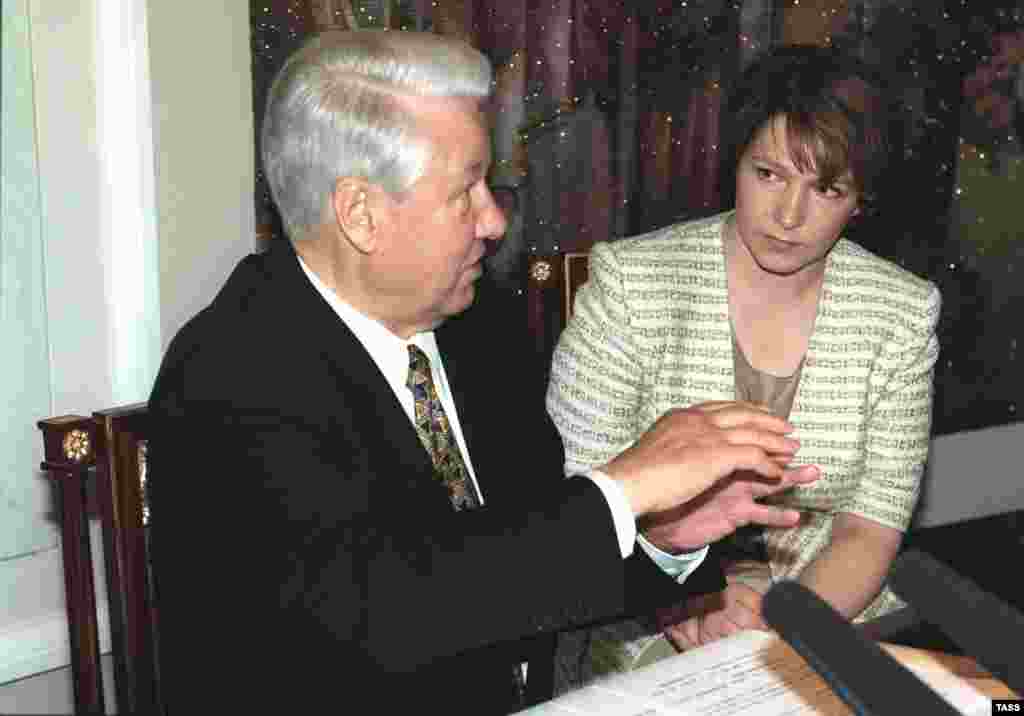 Rusiya: Keçmiş prezident Boris Yetsin yeni məsləhətçisi, qızı Tatyana Yumasheva ilə.