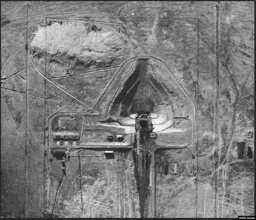 Шпигунська фотографія з повітря. Американський літак зробив її в 1957 році, тобто через два роки після того, як об'єкт, що спочатку призначався для випробувань ракет далекого радіусу дії, був переобладнаний в стартовий майданчик для запуску в космос. Так почалася космічна гонка між СРСР і США