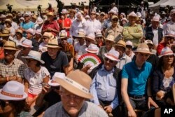 Pe căldurile din mijlocul zilei, cei care s-au strâns la Băile Tușnad primesc cu bucurie pălăriile gratuire distribuite de organizatori.