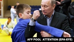 Володимир Путін показує юному дзюдоїсту, як робити один із прийомів, 2012 рік