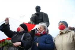 Учасниці «Маршу пенсіонерів» у Мінську під пам’ятником поетові Якубу Коласові, Мінськ, 26 жовтня 2020 року. Посередині – Марія Міцкевич, онука Якуба Коласа (справжнє ім’я Костянтин Міцкевич)