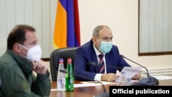 Armenia -- Prime Minister Nikol Pashinian speaks at a meeting with Defense Minister Davit Tonoyan (L) and top Armenian army generals, Yerevan, July 18, 2020.