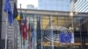 Znak i zastave EU ispred sjedišta Evropske komisije, koja je izvršna vlast Evropske unije, Brisel, Belgija, 30. decembar 2016. 