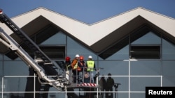 Spasilački tim provera deo Železničke stanice na kojoj se obrušila nadstrešnica, 2. novembar 2024.
