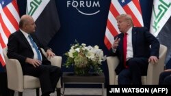Президент Іраку Бархам Салех (л) та президент США Дональд Трамп (п) зустрілися у Швейцарії 22 січня