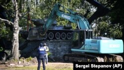 Під час демонтажу радянського танка Т-34, що був встановлений як пам’ятник, присвячений Другій світовій війні. Нарва, Естонія, 16 серпня 2022 року