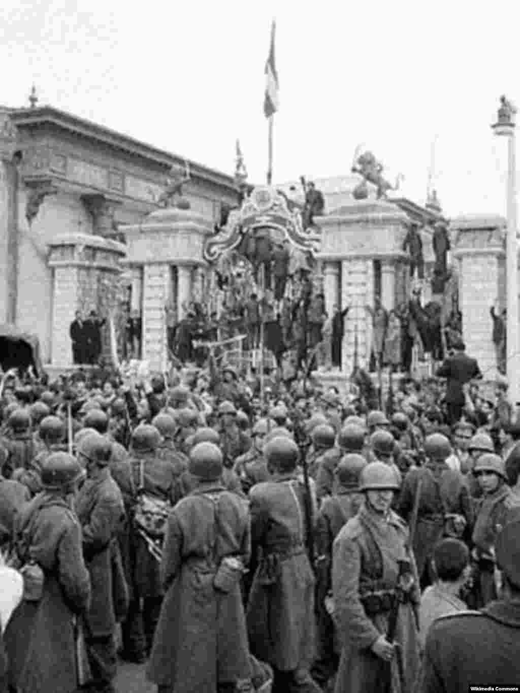 Soldiers surround the parliament building on August 19.