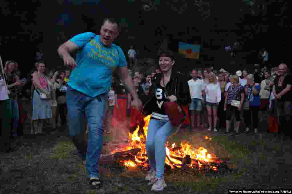 Є прикмета, що якщо під час стрибка пара – дівчина та хлопець – не розімкнуть руки, то вони залишаться разом і надалі