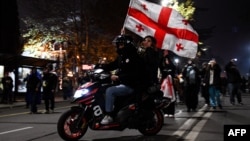 Demonstranti na ulicama Tbilisija desetu noć za redom zbog odluke vlade da obustavi pristupne pregovore s EU, 7. decembar 2024.