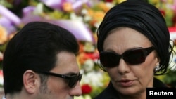 فرح دیبا به همراه فرزندش علیرضا پهلوی