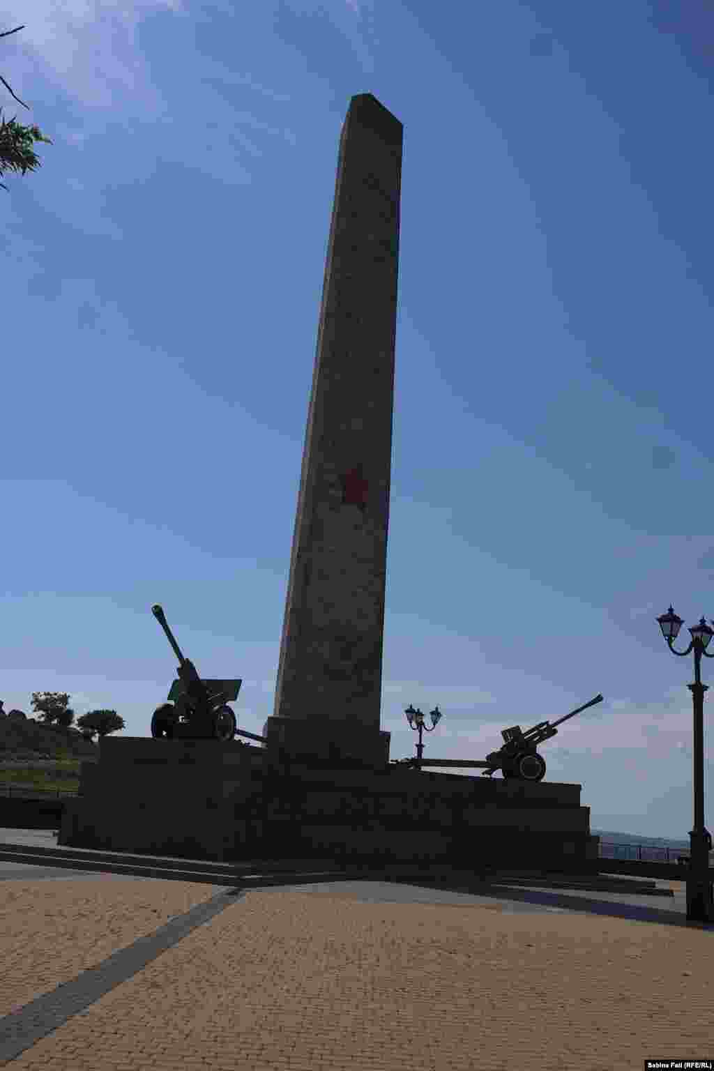 Обелиск славы. Советский памятник, открытый в октябре 1944 года. Посвящен военным, освобождавшим Крым от немецких захватчиков в годы Второй мировой войны 
