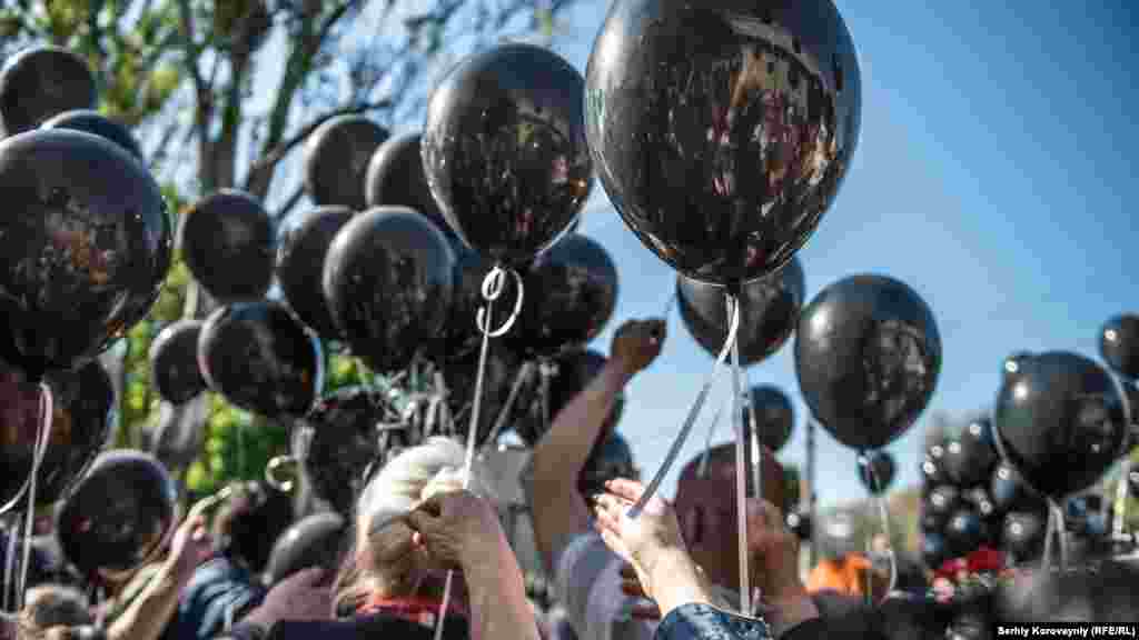 Чорні повітряні кульки в пам'ять про загиблих. Два року тому 48 людей загинули у сутичках між проросійськими та проукраїнськими активістами, більшість із них згоріли під час пожежі у Будинку профспілок