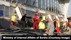 Спасувачи на теренот каде се случи несреќата во Нови Сад