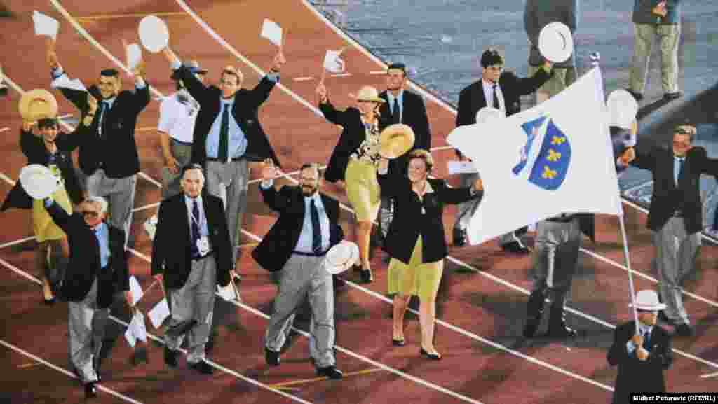 Mala delagacija atletičara iz Bosne i Hercegovine stigla je na Olimpijadu u Barcelonu 1992. marširajući iza bh. zastave.