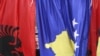 Kosovska i albanska zastava u Prištini, uoči obeležavanja godišnjice nezavisnosti.