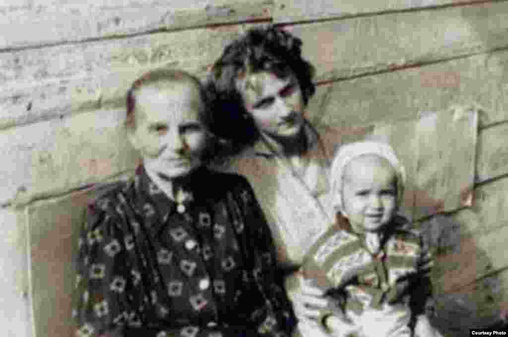 «Я з простої сім'ї, і я жив дуже довго цим життям, практично все своє свідоме життя. Я жив як пересічна нормальна людина, і в мене завжди зберігається цей зв'язок», – згадує Путін (інформація з особистого сайту президента Росії).